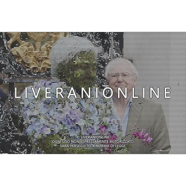 Sir David Attenborough unveils and pose with a life-size sculpture of himself created by three time RHS Chelsea Flower Show Gold Medallist and Best in Show winner (years 2009, 2010, 2011) artist Joe Massie at Kew Gardens on May 17, 2012 in London, England. Picture Zenon Stefaniak/LFI ©photoshot/AGENZIA ALDO LIVERANI SAS - ITALY ONLY - Sir David Attenborough con la scultura floreale da lui ideata e creata, davanti ai cancelli dei Kew Gardens 17/05/2012
