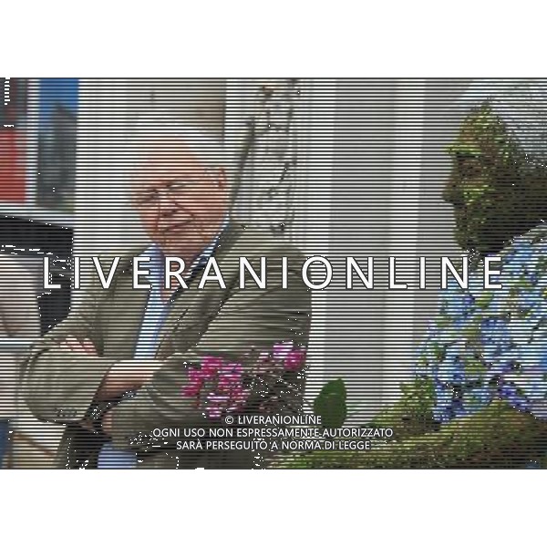 SIR DAVID ATTENBOROUGH IN FRONT OF THE GATES AT KEW GARDENS NEXT TO A LIFE SIZE FLORAL SCULPTURE OF HIMSELF CREATED BY RHS CHELSEA FLOWER SHOW GOLD MEDALIST AND BEST SHOW WINNER ARTIST JOE MASSIE.THE ART WORK WAS COMMISSIONED TO CELEBRATE SIR DAVIDS 3 PART SERIES KINGDOM OF PLANTS 3D ON SKY 3D.17.5.12. ©photoshot/AGENZIA ALDO LIVERANI SAS - ITALY ONLY - Sir David Attenborough con la scultura floreale da lui ideata e creata, davanti ai cancelli dei Kew Gardens 17/05/2012 