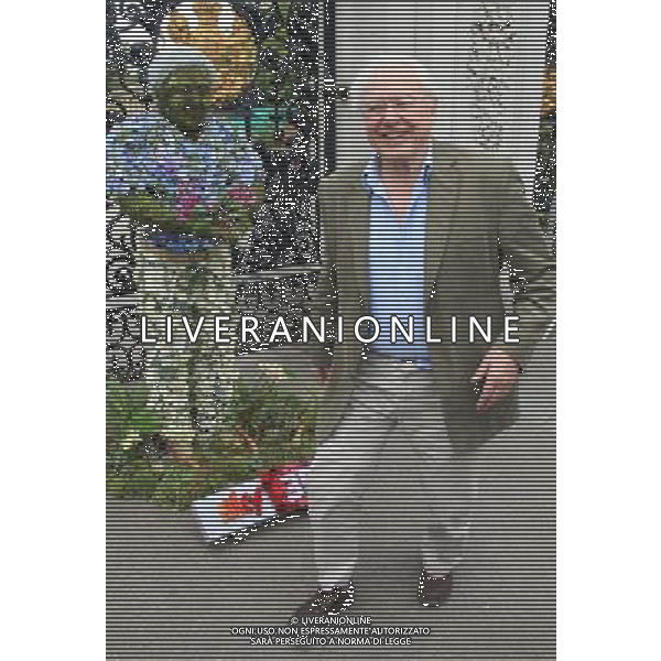 SIR DAVID ATTENBOROUGH IN FRONT OF THE GATES AT KEW GARDENS NEXT TO A LIFE SIZE FLORAL SCULPTURE OF HIMSELF CREATED BY RHS CHELSEA FLOWER SHOW GOLD MEDALIST AND BEST SHOW WINNER ARTIST JOE MASSIE.THE ART WORK WAS COMMISSIONED TO CELEBRATE SIR DAVIDS 3 PART SERIES KINGDOM OF PLANTS 3D ON SKY 3D.17.5.12. ©photoshot/AGENZIA ALDO LIVERANI SAS - ITALY ONLY - Sir David Attenborough con la scultura floreale da lui ideata e creata, davanti ai cancelli dei Kew Gardens 17/05/2012 