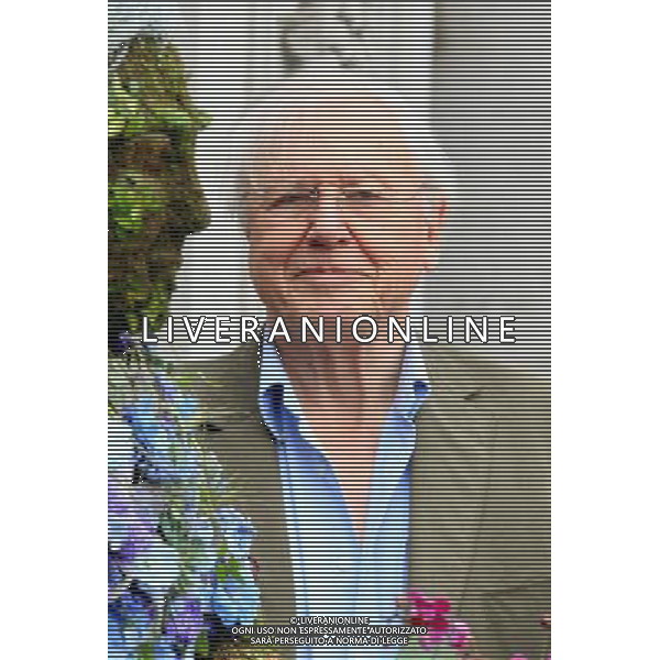SIR DAVID ATTENBOROUGH IN FRONT OF THE GATES AT KEW GARDENS NEXT TO A LIFE SIZE FLORAL SCULPTURE OF HIMSELF CREATED BY RHS CHELSEA FLOWER SHOW GOLD MEDALIST AND BEST SHOW WINNER ARTIST JOE MASSIE.THE ART WORK WAS COMMISSIONED TO CELEBRATE SIR DAVIDS 3 PART SERIES KINGDOM OF PLANTS 3D ON SKY 3D.17.5.12. ©photoshot/AGENZIA ALDO LIVERANI SAS - ITALY ONLY - Sir David Attenborough con la scultura floreale da lui ideata e creata, davanti ai cancelli dei Kew Gardens 17/05/2012 