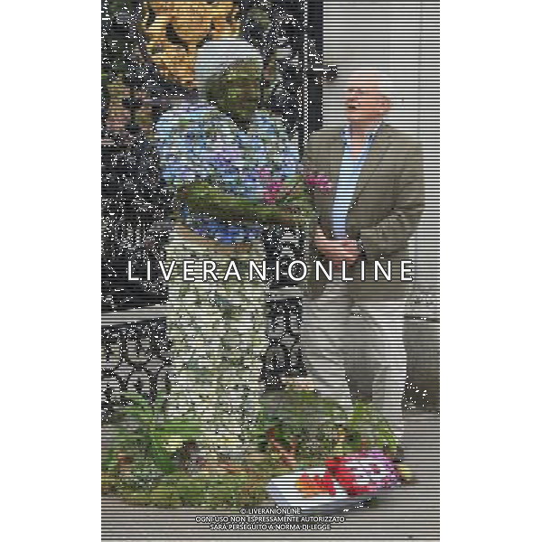SIR DAVID ATTENBOROUGH IN FRONT OF THE GATES AT KEW GARDENS NEXT TO A LIFE SIZE FLORAL SCULPTURE OF HIMSELF CREATED BY RHS CHELSEA FLOWER SHOW GOLD MEDALIST AND BEST SHOW WINNER ARTIST JOE MASSIE.THE ART WORK WAS COMMISSIONED TO CELEBRATE SIR DAVIDS 3 PART SERIES KINGDOM OF PLANTS 3D ON SKY 3D.17.5.12. ©photoshot/AGENZIA ALDO LIVERANI SAS - ITALY ONLY - Sir David Attenborough con la scultura floreale da lui ideata e creata, davanti ai cancelli dei Kew Gardens 17/05/2012 