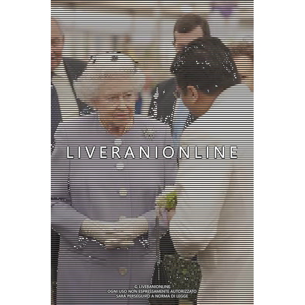 HM Queen Elizabeth II visits the RHS Chelsea Flower Shower 2012 held in the grounds of the Royal Hospital Chelsea. London ©photoshot/AGENZIA ALDO LIVERANI SAS - ITALY ONLY - REALI INGLESI; Sua Maesta\' la Regina d\'inghilterra visita il RHS Chelsea Flower Shower 2012 tenutasi nel parco del Royal Hospital Chelsea, Londra