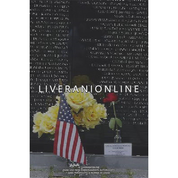 WASHINGTON LUGLIO 2003 VETERANS VIETNAM MEMORIAL NELLA FOTO FIORI IN MEMORIA DEI CADUTI LUNGO IL MURO* FOTO NERI BAGNAI/AG. ALDO LIVERANI