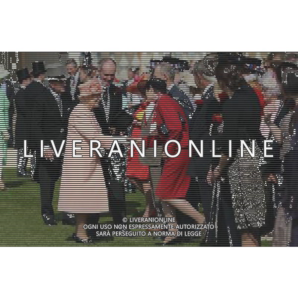 Queen Elizabeth II meets guests at the first Buckingham Palace garden party of the summer, London. About 8,000 guests turned out in their best clothes, transforming the expansive lawn into a sea of pastel colours and ornate hats. ©photoshot/AGENZIA ALDO LIVERANI SAS - ITALY ONLY - REALI INGLESI: La Regina Elisabetta II d\'inghilterra alla prima festa dell\'estate in giardino a Buckingham Palace, Londra.
