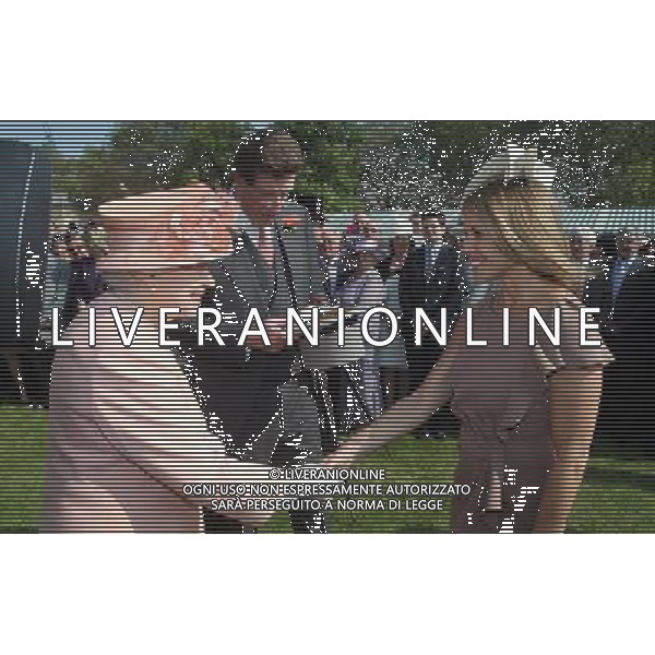 Queen Elizabeth II meets American television journalist Katie Couric (right) at the first Buckingham Palace garden party of the summer, London. About 8,000 guests turned out in their best clothes, transforming the expansive lawn into a sea of pastel colours and ornate hats. ©photoshot/AGENZIA ALDO LIVERANI SAS - ITALY ONLY - REALI INGLESI: La Regina Elisabetta II d\'inghilterra alla prima festa dell\'estate in giardino a Buckingham Palace, Londra.