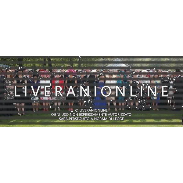 Guests at the first Buckingham Palace garden party of the summer wait to meet Queen Elizabeth II, London. About 8,000 guests turned out in their best clothes, transforming the expansive lawn into a sea of pastel colours and ornate hats. ©photoshot/AGENZIA ALDO LIVERANI SAS - ITALY ONLY - REALI INGLESI: La Regina Elisabetta II d\'inghilterra alla prima festa dell\'estate in giardino a Buckingham Palace, Londra.