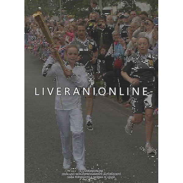 The Olympic torch is carried around Gloucester City Center by various runners on 24th May 2012. ©PHOTOSHOT/AGENZIA ALDO LIVERANI SAS - ITALY ONLY - La torcia olimpica di Londra 2012, portata attraverso il centro della citta\' di Gloucester 24 maggio 2012