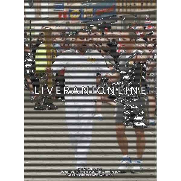 The Olympic torch is carried around Gloucester City Center by various runners on 24th May 2012. ©PHOTOSHOT/AGENZIA ALDO LIVERANI SAS - ITALY ONLY - La torcia olimpica di Londra 2012, portata attraverso il centro della citta\' di Gloucester 24 maggio 2012