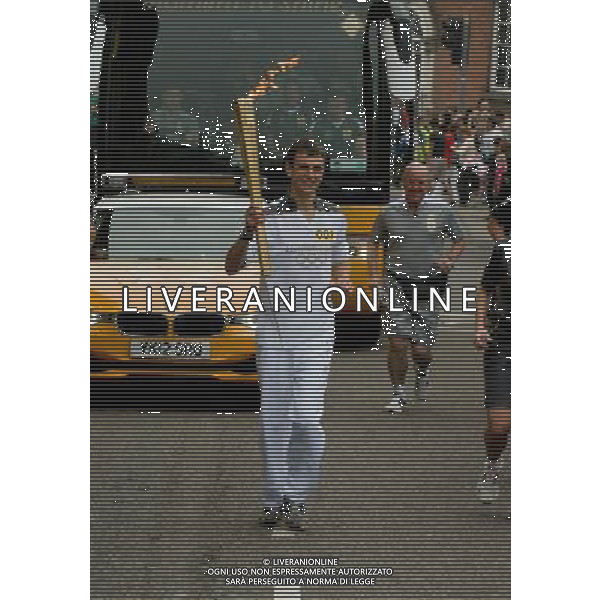 The Olympic torch is carried around Gloucester City Center by various runners on 24th May 2012. ©PHOTOSHOT/AGENZIA ALDO LIVERANI SAS - ITALY ONLY - La torcia olimpica di Londra 2012, portata attraverso il centro della citta\' di Gloucester 24 maggio 2012