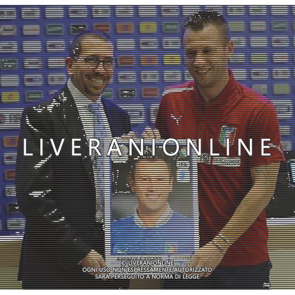 Raduno Nazionale Italiana Firenze - 24.05.2012 Partitella Amichevole Nella Foto:l\'addetto al marketing della panini consegna la figurina a Cassano /Ph.Vitez-Ag. Aldo Liverani