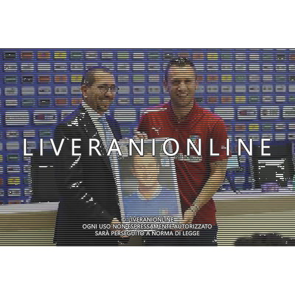 Raduno Nazionale Italiana Firenze - 24.05.2012 Partitella Amichevole Nella Foto:l\'addetto al marketing della panini consegna la figurina a Cassano /Ph.Vitez-Ag. Aldo Liverani