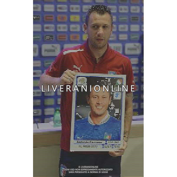 Raduno Nazionale Italiana Firenze - 24.05.2012 Partitella Amichevole Nella Foto:l\'addetto al marketing della panini consegna la figurina a Cassano /Ph.Vitez-Ag. Aldo Liverani