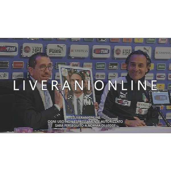 Raduno Nazionale Italiana Firenze - 24.05.2012 Partitella Amichevole Nella Foto:l\'addetto al marketing della panini consegna la figurina a prandelli /Ph.Vitez-Ag. Aldo Liverani