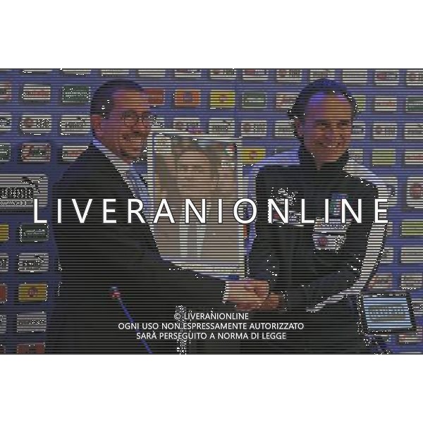 Raduno Nazionale Italiana Firenze - 24.05.2012 Partitella Amichevole Nella Foto:l\'addetto al marketing della panini consegna la figurina a prandelli /Ph.Vitez-Ag. Aldo Liverani