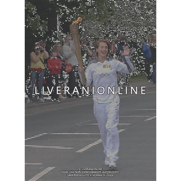 The Olympic torch is carried around Gloucester City Center by various runners on 24th May 2012. ©PHOTOSHOT/AGENZIA ALDO LIVERANI SAS - ITALY ONLY - La torcia olimpica di Londra 2012, portata attraverso il centro della citta\' di Gloucester 24 maggio 2012
