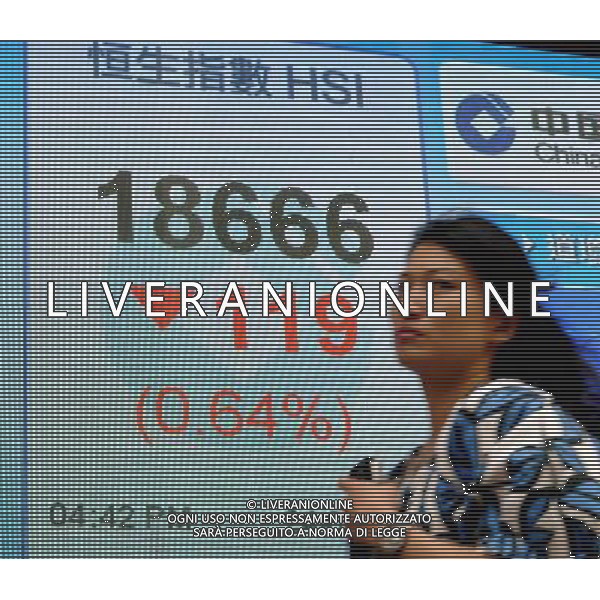 (120524) -- HONG KONG, May 24, 2012 () -- A pedestrian walks past a screenboard showing the Hang Seng index in Hong Kong, south China, May 24, 2012. The benchmark Hang Seng index lost 119.79 points, or 0.64 percent, to end at 18,666.40 points, after trading between a day low of 18,654.76 and a day high of 18,835.81 points. (/Wong Pun Keung) (mcg) ag aldo liverani s a s only italy
