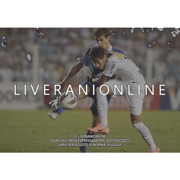 (120525) -- SANTOS, May 25, 2012 () -- Neymar (front) of Brazil\'s Santos vies for the ball with Angelo Peruzzi of Argentina\'s Velez Sarsfield during a soccer match for Libertadores Cup at Urbano Caldeira Stadium in Santos, Brazil, on May 24, 2012. (/Agencia Estado) (ae) (tm) ©photoshot/AGENZIA ALDO LIVERANI SAS - ITALY ONLY - Santos vs Velez Sarsfield partita di calcio per la Coppa Libertadores a Urbano Caldeira Stadium di Santos, in Brasile, il 24 maggio , 2012.