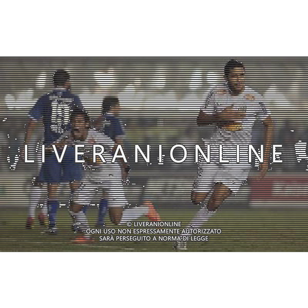 (120525) -- SANTOS, May 25, 2012 () -- Alan Kardec (R) of Brazil\'s Santos celebrates scoring during a soccer match against Argentina\'s Velez Sarsfield for Libertadores Cup at Urbano Caldeira Stadium in Santos, Brazil, on May 24, 2012. (/Agencia Estado) (ae) (tm) ©photoshot/AGENZIA ALDO LIVERANI SAS - ITALY ONLY - Santos vs Velez Sarsfield partita di calcio per la Coppa Libertadores a Urbano Caldeira Stadium di Santos, in Brasile, il 24 maggio , 2012.