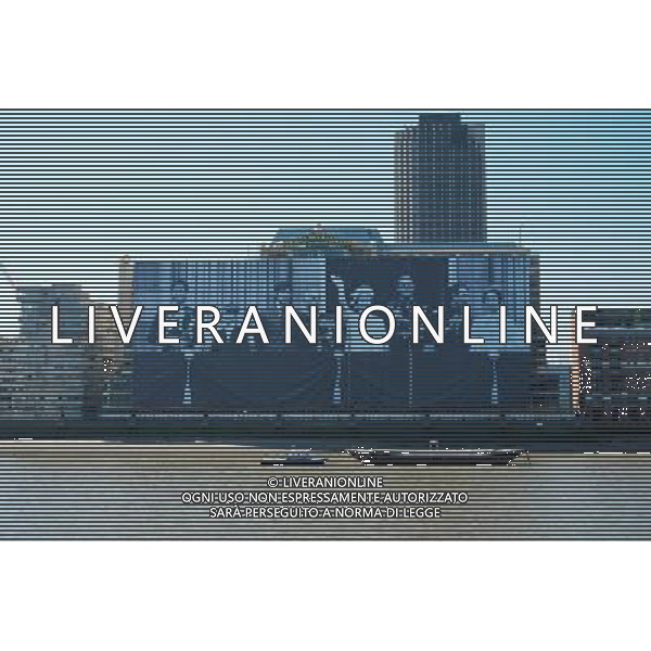 The largest ever photograph of the Royal Family has been displayed on a prominent South Bank building in celebration of the QueenÍs Diamond Jubilee on the River Thames, London, United Kingdom. ©photoshto/AGENZIA ALDO LIVERANI SAS - ITALY ONLY - La gigantografia che ritrae la Famiglia Reale per la celebrazione del giubileo di diamante della Regina Elisabetta d\'inghilterra, su un edificio South Bank sul Tamigi, a Londra, Regno Unito.