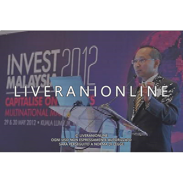 (120529) -- KUALA LUMPUR, May 29, 2012 () -- Abdul Wahid, president and chief executive officer of Malaysia\'s Maybank, addresses a press conference during the 2012 Invest Malaysia held by Bursa Malaysia and MayBank Investment Bank in Kuala Lumpur, Malaysia, May 29, 2012. (/Chong Voon Chung) (msq) ©photoshot/AGENZIA ALDO LIVERANI SAS - ITALY ONLY - Invest Malaysia 2012 tenuto da Bursa Malaysia e Maybank Investment Bank a Kuala Lumpur, Malesia, 29 maggio 2012.