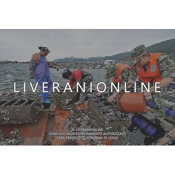 (120529) -- PINGTAN, May 29, 2012 () -- Members of China\'s paramilitary troop help abalone raisers salvage dead abalones killed by a red tide in Suao Township of Pingtan County, southeast China\'s Fujian Province, May 29, 2012. Abalone farms in the offshore waters of Pingtan have suffered from a red tide that occurred on May 25. Direct economic losses could be estimated at 220 million yuan (34.8 million U.S. dollars), as more than half of the area\'s 100 million abalones have died as a result of the algal bloom. Local authorities are making efforts to help abalone raisers minimize their losses. (/Zhang Guojun) (lmm) /PHOTOSHOT/AG ALDO LIVERANI SAS - ITALY ONLY