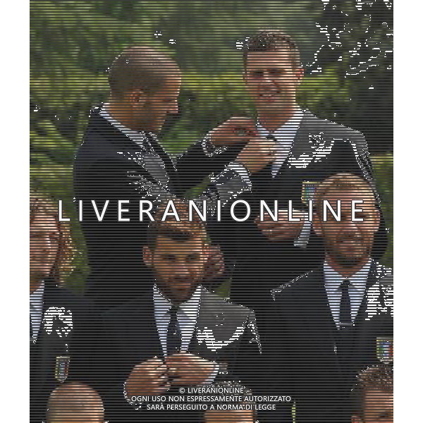 Raduno Nazionale Italiana Firenze - 21.05.2012 Foto Ufficiale della Nazionale Italiana in vista di EURO 2012 Nella Foto:bonucci aggiusta la cravatta a thiago motta /Ph.Vitez-Ag. Aldo Liverani