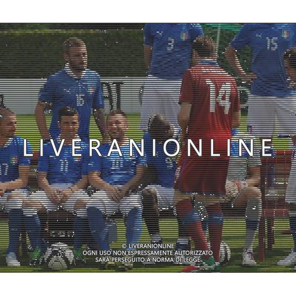 Raduno Nazionale Italiana Firenze - 21.05.2012 Foto Ufficiale della Nazionale Italiana in vista di EURO 2012 Nella Foto:balotelli si siede al posto di de sanctis /Ph.Vitez-Ag. Aldo Liverani