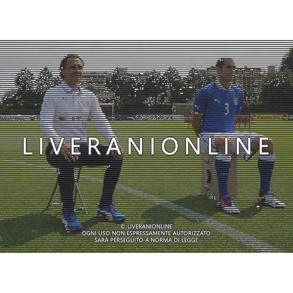 Raduno Nazionale Italiana Firenze - 21.05.2012 Foto Ufficiale della Nazionale Italiana in vista di EURO 2012 Nella Foto:prandelli e chiellini posano per le testine /Ph.Vitez-Ag. Aldo Liverani
