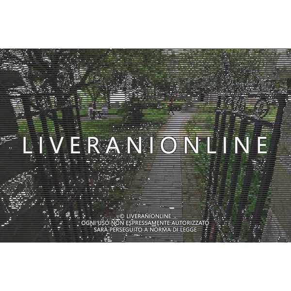 (120530) -- DEQING, May 30, 2012 () -- Tourists rest in the yard of a villa on the Mogan Mountain in Deqing County, east China\'s Zhejiang Province, May 29, 2012. Foreigners began to build villas on the Mogan Mountain since 1896 because of its coolness and quietness. More than 250 villas, temples and chapels are preserved on the mountain. The buildings represent the architectural styles of China, Britain, Russia, the United States, France and Germany, winning the name of \'world modern architecture museum\'. The Mogan villas were listed in the six batch of national key cultural relics units of protection in May 2006. The Mogan Mountain was also selected by the New York Times as one of the 45 Places to Go in 2012. (/Tan Jin) (zkr) ©photoshot/AGENZIA ALDO LIVERANI SAS - ITALY ONLY - Piu\' di 250 ville, templi e cappelle sono conservate sulla montagna nel Monte Mogan in Deqing County, a est della Cina provincia di Zhejian 30 maggio 2012