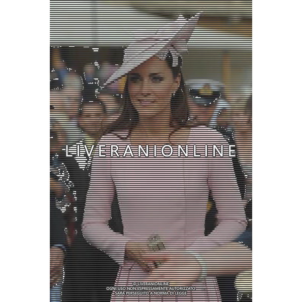 The Duchess of Cambridge meets guests during a garden party at Buckingham Palace, London. ©photoshot/AGENZIA ALDO LIVERANI SAS - ITALY ONLY - La duchessa di Cambridge Kate Middleton riceve gli ospiti a Buckingham Palace per il Garden Party in occasione delle celebrazioni del giubileo di diamante della Regina Elisabetta II d\'Inghilterra a Londra il 29 maggio 2012