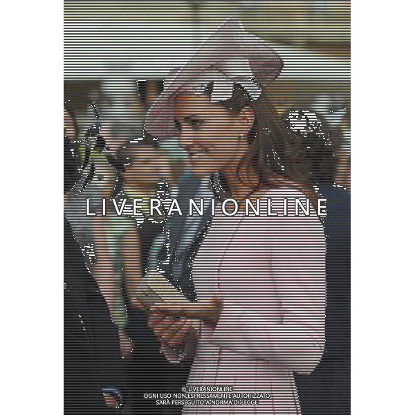 The Duchess of Cambridge meets guests during a garden party at Buckingham Palace, London. ©photoshot/AGENZIA ALDO LIVERANI SAS - ITALY ONLY - La duchessa di Cambridge Kate Middleton riceve gli ospiti a Buckingham Palace per il Garden Party in occasione delle celebrazioni del giubileo di diamante della Regina Elisabetta II d\'Inghilterra a Londra il 29 maggio 2012
