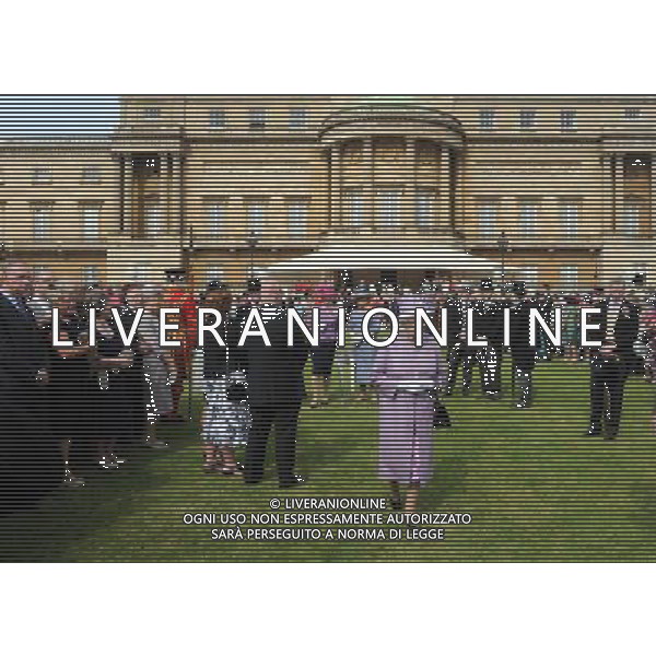 Queen Elizabeth II meets guests during a garden party at Buckingham Palace, London. ©photoshot/AGENZIA ALDO LIVERANI SAS - ITALY ONLY - La duchessa di Cambridge Kate Middleton riceve gli ospiti a Buckingham Palace per il Garden Party in occasione delle celebrazioni del giubileo di diamante della Regina Elisabetta II d\'Inghilterra a Londra il 29 maggio 2012