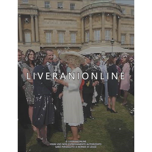 The Duchess of Cornwall (front, right) and the Duchess of Cambridge (right) meets guests during a garden party at Buckingham Palace, London. ©photoshot/AGENZIA ALDO LIVERANI SAS - ITALY ONLY - La duchessa di Cambridge Kate Middleton riceve gli ospiti a Buckingham Palace per il Garden Party in occasione delle celebrazioni del giubileo di diamante della Regina Elisabetta II d\'Inghilterra a Londra il 29 maggio 2012