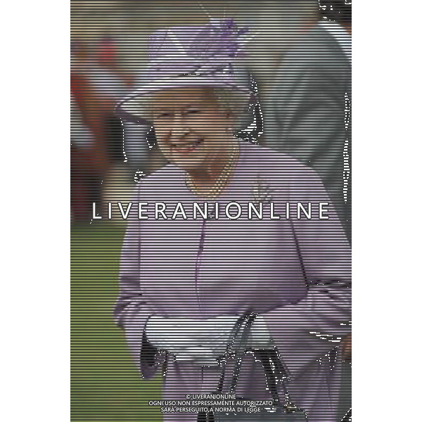 Queen Elizabeth II attends a garden party at Buckingham Palace, London. ©photoshot/AGENZIA ALDO LIVERANI SAS - ITALY ONLY - La duchessa di Cambridge Kate Middleton riceve gli ospiti a Buckingham Palace per il Garden Party in occasione delle celebrazioni del giubileo di diamante della Regina Elisabetta II d\'Inghilterra a Londra il 29 maggio 2012