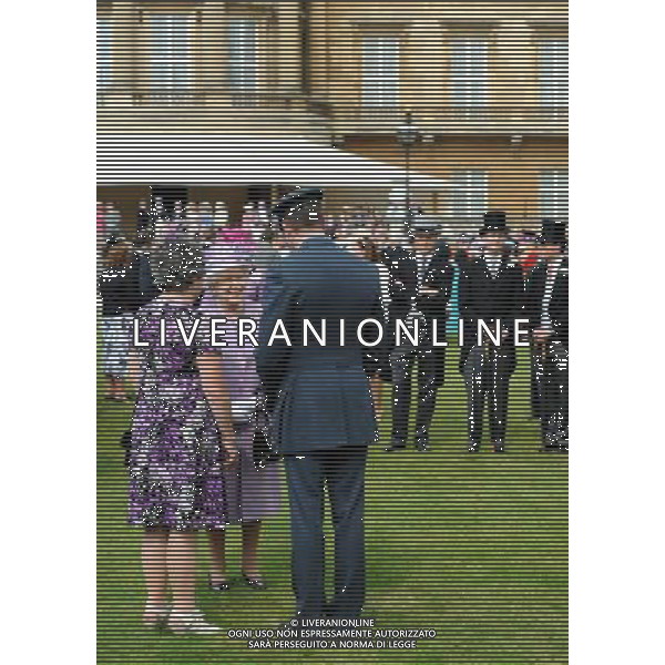 Queen Elizabeth II meets guests during a garden party at Buckingham Palace, London. ©photoshot/AGENZIA ALDO LIVERANI SAS - ITALY ONLY - La duchessa di Cambridge Kate Middleton riceve gli ospiti a Buckingham Palace per il Garden Party in occasione delle celebrazioni del giubileo di diamante della Regina Elisabetta II d\'Inghilterra a Londra il 29 maggio 2012
