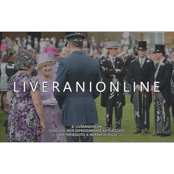 Queen Elizabeth II meets guests during a garden party at Buckingham Palace, London. ©photoshot/AGENZIA ALDO LIVERANI SAS - ITALY ONLY - La duchessa di Cambridge Kate Middleton riceve gli ospiti a Buckingham Palace per il Garden Party in occasione delle celebrazioni del giubileo di diamante della Regina Elisabetta II d\'Inghilterra a Londra il 29 maggio 2012