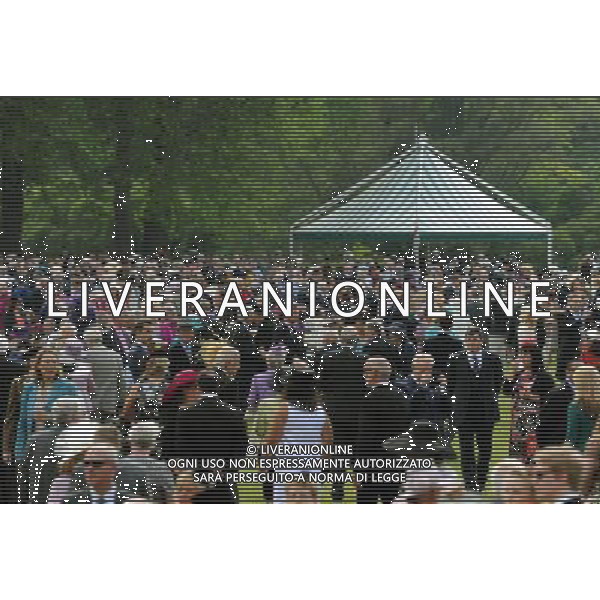 Guests await the arrival of Queen Elizabeth II during a garden party at Buckingham Palace, London. ©photoshot/AGENZIA ALDO LIVERANI SAS - ITALY ONLY - La duchessa di Cambridge Kate Middleton riceve gli ospiti a Buckingham Palace per il Garden Party in occasione delle celebrazioni del giubileo di diamante della Regina Elisabetta II d\'Inghilterra a Londra il 29 maggio 2012