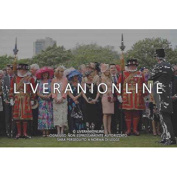 Guests await the arrival of Queen Elizabeth II during a garden party at Buckingham Palace, London. ©photoshot/AGENZIA ALDO LIVERANI SAS - ITALY ONLY - La duchessa di Cambridge Kate Middleton riceve gli ospiti a Buckingham Palace per il Garden Party in occasione delle celebrazioni del giubileo di diamante della Regina Elisabetta II d\'Inghilterra a Londra il 29 maggio 2012