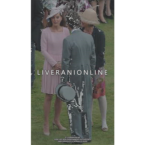 Britain\'s Catherine, Duchess of Cambridge (L), meets guests at the Buckingham Palace garden party in London on May 29, 2012 ahead of the main weekend of celebrations to mark the Diamond Jubilee of Britain\'s Queen Elizabeth II. AFP PHOTO / POOL / CARL COURT ©photoshot/AGENZIA ALDO LIVERANI SAS - ITALY ONLY - La duchessa di Cambridge Kate Middleton riceve gli ospiti a Buckingham Palace per il Garden Party in occasione delle celebrazioni del giubileo di diamante della Regina Elisabetta II d\'Inghilterra a Londra il 29 maggio 2012