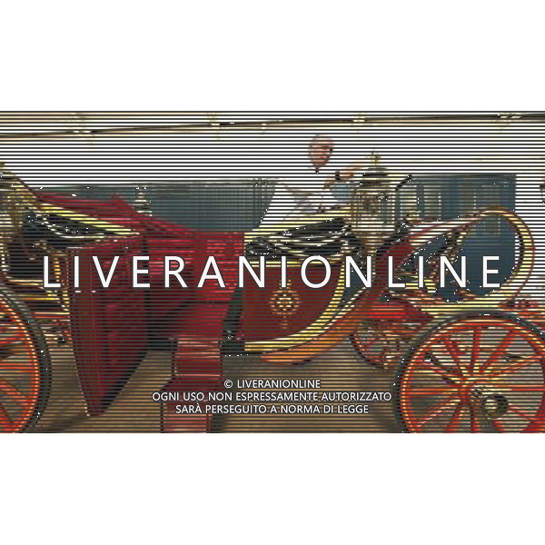 Embargoed to 0001 Tuesday May 29, 2012. Carriage restorer David Evens cleans the 1902 State Landau carriage at the Royal Mews in Buckingham Palace, as the horses and carriages are prepared for Queen Elizabeth II\'s Diamond Jubilee. ©photoshot/AGENZIA ALDO LIVERANI SAS - ITALY ONLY - REALI INGLESI: Preparativi delle carrozze e cavalli per le celebrazioni del giubileo di diamante della regina Elisabetta II a Buckingham Palace, Londra