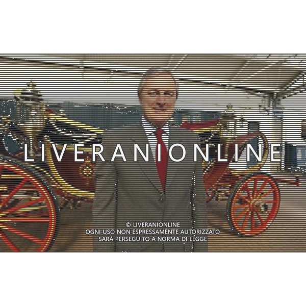 Embargoed to 0001 Tuesday May 29, 2012. Crown Equerry Colonel Toby Browne poses with the 1902 State Landau carriage at the Royal Mews in Buckingham Palace, as the horses and carriages are prepared for Queen Elizabeth II\'s Diamond Jubilee. ©photoshot/AGENZIA ALDO LIVERANI SAS - ITALY ONLY - REALI INGLESI: Preparativi delle carrozze e cavalli per le celebrazioni del giubileo di diamante della regina Elisabetta II a Buckingham Palace, Londra