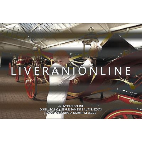 Embargoed to 0001 Tuesday May 29, 2012. Carriage restorer David Evens cleans the 1902 State Landau carriage at the Royal Mews in Buckingham Palace, as the horses and carriages are prepared for Queen Elizabeth II\'s Diamond Jubilee. ©photoshot/AGENZIA ALDO LIVERANI SAS - ITALY ONLY - REALI INGLESI: Preparativi delle carrozze e cavalli per le celebrazioni del giubileo di diamante della regina Elisabetta II a Buckingham Palace, Londra