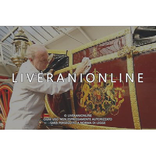 Embargoed to 0001 Tuesday May 29, 2012. Carriage restorer David Evens cleans the 1902 State Landau carriage at the Royal Mews in Buckingham Palace, as the horses and carriages are prepared for Queen Elizabeth II\'s Diamond Jubilee. ©photoshot/AGENZIA ALDO LIVERANI SAS - ITALY ONLY - REALI INGLESI: Preparativi delle carrozze e cavalli per le celebrazioni del giubileo di diamante della regina Elisabetta II a Buckingham Palace, Londra