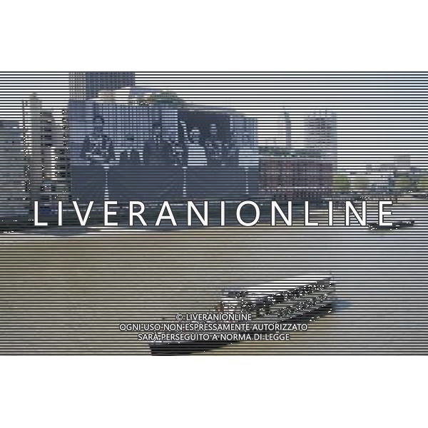 (120527) -- LONDON, May 27, 2012 () -- A giant picture of Britain\'s Royal family is unveiled on a building beside the River Thames in celebration of the Queen\'s Diamond Jubilee in London, Britain, May 27, 2012. Queen Elizabeth will mark her Diamond Jubilee by travelling in a 1,000-boat regatta on the river on June 3. (/Bimal Gautam) ©photoshot/AGENZIA ALDO LIVERANI SAS - ITALY ONLY - La gigantografia che ritrae la Famiglia Reale per la celebrazione del giubileo di diamante della Regina Elisabetta d\'inghilterra, su un edificio South Bank sul Tamigi, a Londra, Regno Unito.