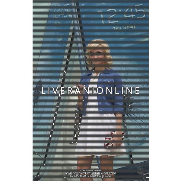 Essex pop princess Pixie Lott at Westfield Stratford City during the launch of Samsung\'s brand new smartphone, the Galaxy S III, as it hits UK stores and goes on sale to the general public. in London, Britain, 30 May 2012. Photo/Karel Prinsloo /PHOTOSHOT/AG ALDO LIVERANI SAS - ITALY ONLY -