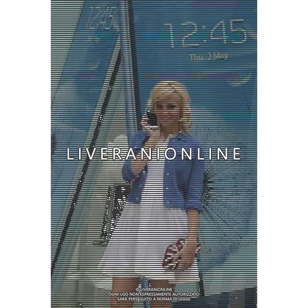 Essex pop princess Pixie Lott at Westfield Stratford City during the launch of Samsung\'s brand new smartphone, the Galaxy S III, as it hits UK stores and goes on sale to the general public. in London, Britain, 30 May 2012. Photo/Karel Prinsloo /PHOTOSHOT/AG ALDO LIVERANI SAS - ITALY ONLY -