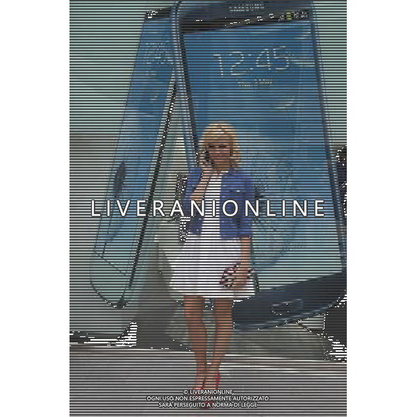 Essex pop princess Pixie Lott at Westfield Stratford City during the launch of Samsung\'s brand new smartphone, the Galaxy S III, as it hits UK stores and goes on sale to the general public. in London, Britain, 30 May 2012. Photo/Karel Prinsloo /PHOTOSHOT/AG ALDO LIVERANI SAS - ITALY ONLY -