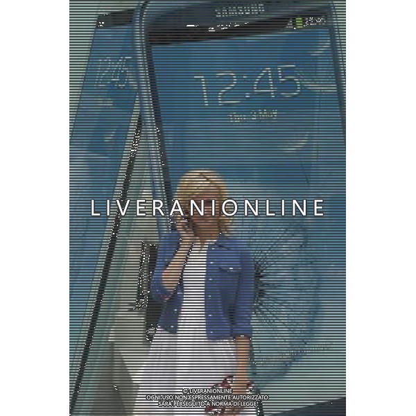 Essex pop princess Pixie Lott at Westfield Stratford City during the launch of Samsung\'s brand new smartphone, the Galaxy S III, as it hits UK stores and goes on sale to the general public. in London, Britain, 30 May 2012. Photo/Karel Prinsloo /PHOTOSHOT/AG ALDO LIVERANI SAS - ITALY ONLY -