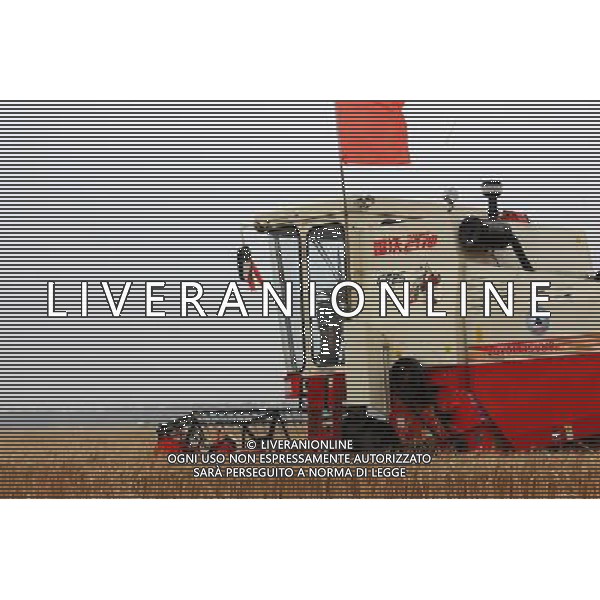 (120531) -- SHOUXIAN, May 31, 2012 () -- A combine harvester works in a wheat field in Shouxian County, east China\'s Anhui Province, May 31, 2012. A nationwide trans-regional wheat harvesting service was launched here on Thursday. It is estimated that some 325,000 combine harvesters will participate in the service. (/Xu Zijian) (lmm) ©PHOTOSHOT/AG ALDO LIVERANI SAS - ITALY ONLY -