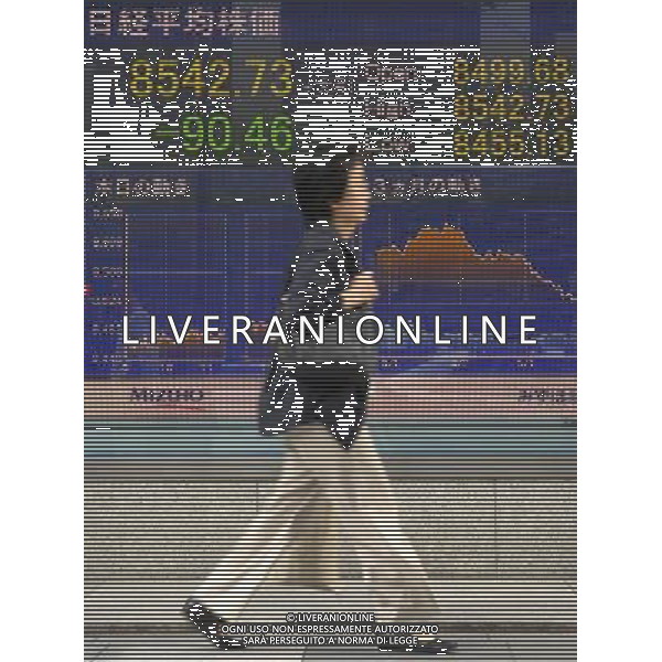 (120531) -- TOKYO, May 31, 2012 () -- A pedestrian walks past a stock index screen in Tokyo, Japan, May 31, 2012. Nikkei plunged sharply Thursday amid global equity sell-offs, hitting its lowest closing level in four and a half months. The 225-issue Nikkei Stock Average ended 90.46 points, or 1.05 percent, lower from Wednesday\'s close at 8,542.73, lowest since Jan. 17. (/Kenichiro Seki) (dzl) /photoshot/AG ALDO LIVERANI SAS - ITALY ONLY -